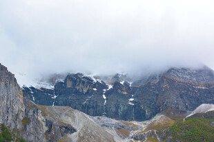 云雾缭绕的壮丽山峦