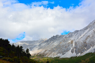 壮丽高山与蓝天白云景观 稻城
