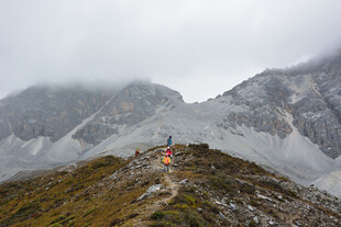山间徒步者穿行云雾之中 稻城