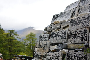 藏区玛尼石堆景观 稻城