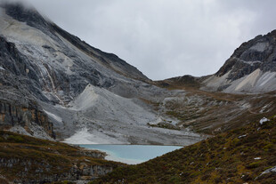 高山间的静谧蓝湖 稻城