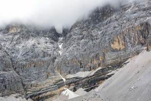 云雾缭绕的壮丽雪山景观 稻城