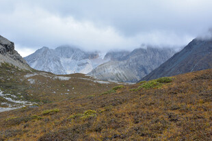 山间秋景 云雾缭绕的山脉 稻城