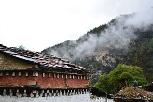 山间云雾缭绕的古朴村落 稻城