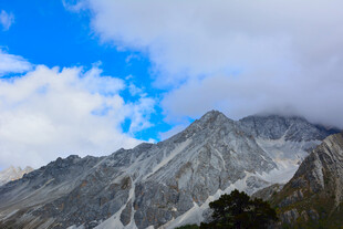巍峨雪山与蓝天白云 稻城