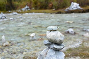 溪边叠石 自然静谧之景 稻城