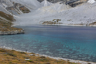 雪山下的澄澈蓝色湖泊 稻城