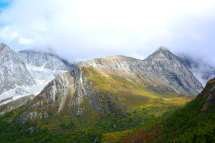 壮丽山景 云雾缭绕的峰峦 稻城