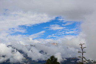 山间云海蓝天美景 稻城