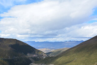 山间美景 蓝天白云覆青山 稻城