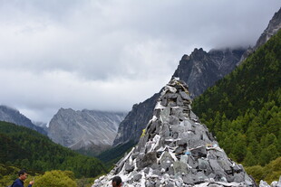 山间玛尼堆 云雾伴青山 稻城