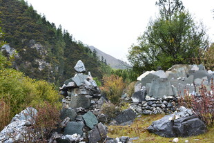 山间奇石景观 稻城