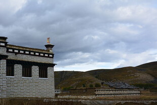 藏式建筑与远山天空景色 稻城