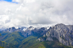 壮丽高山云海景观 稻城