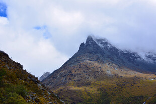 云雾缭绕的壮美高山 稻城