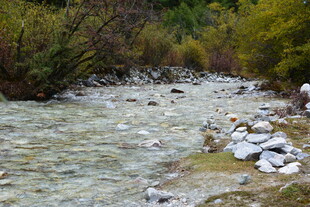 山间清澈溪流与岸边碎石 稻城