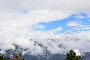云海之上的蓝天与山峦