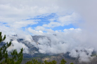 云雾缭绕的山景奇观 稻城