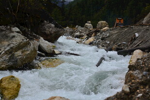 山间湍急溪流穿岩石而过 稻城