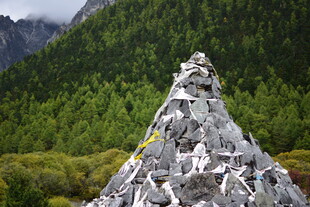 藏区玛尼堆 自然与信仰交织