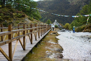 山间木栈道 雪景伴溪流 稻城