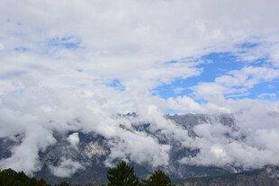 云雾缭绕的壮丽山峦景色 稻城