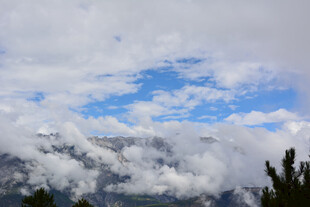 山间云海蓝天美景 稻城