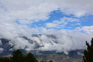 云雾缭绕的壮美山峦景色 稻城