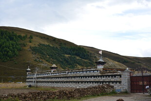 山间藏式建筑 古朴宁静 稻城