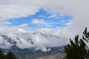 云雾缭绕的壮丽雪山景观 稻城