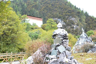 山间石堆景观 稻城