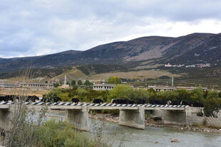 古桥横跨山水间 稻城