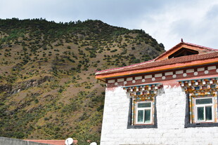 藏式建筑背靠青山 稻城
