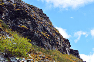 陡峭山壁上的徒步者 稻城