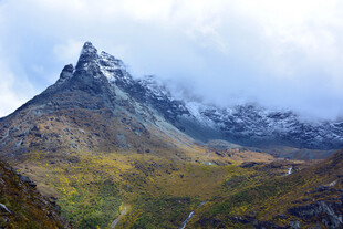 巍峨山峰云雾缭绕之景 稻城