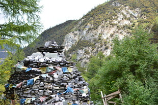 山间多彩垃圾堆积景观 稻城