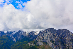 壮丽山景与蓝天白云 稻城