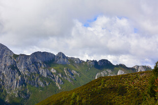 壮丽山景 蓝天白云相伴 稻城