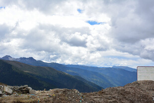 高山云海中的壮丽景致 稻城