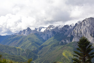 壮丽山景 云雾缭绕的山脉 稻城