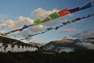 山间经幡飘扬 稻城