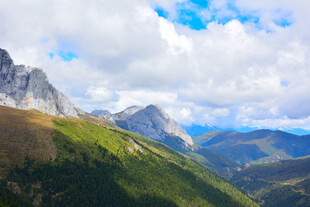 壮丽山景 蓝天白云相伴 稻城