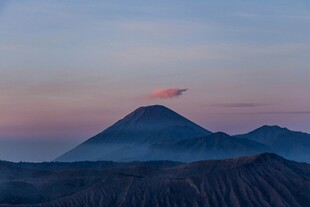 黄昏下的壮丽山峦景观