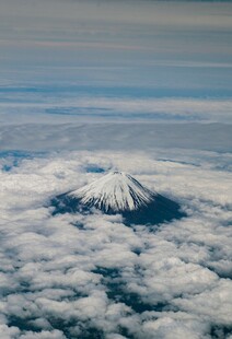 云端之上的巍峨富士山