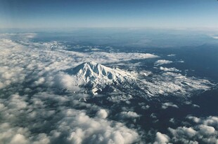 云端之上的巍峨雪山