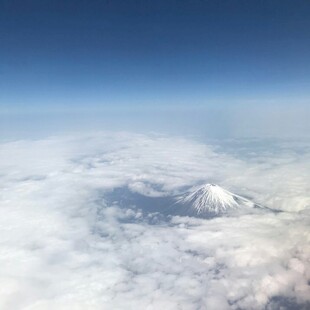 云端之上的壮丽雪山