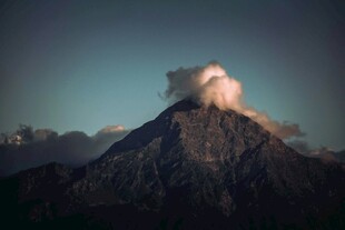 巍峨火山云雾缭绕