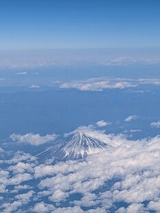 俯瞰云端富士山美景