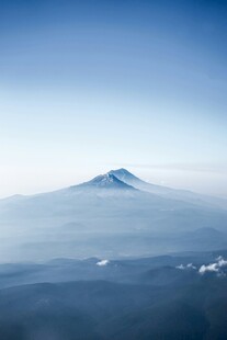 云雾缭绕中的巍峨山峰
