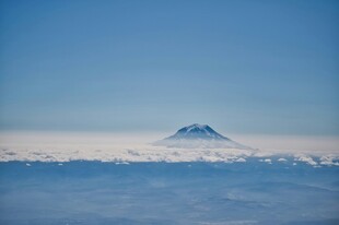 云端之上的巍峨雪山